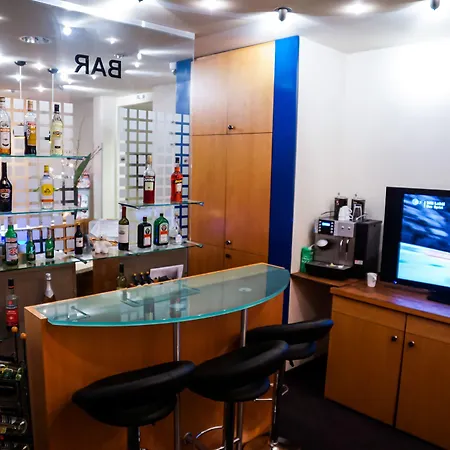 نيداريدا هوف